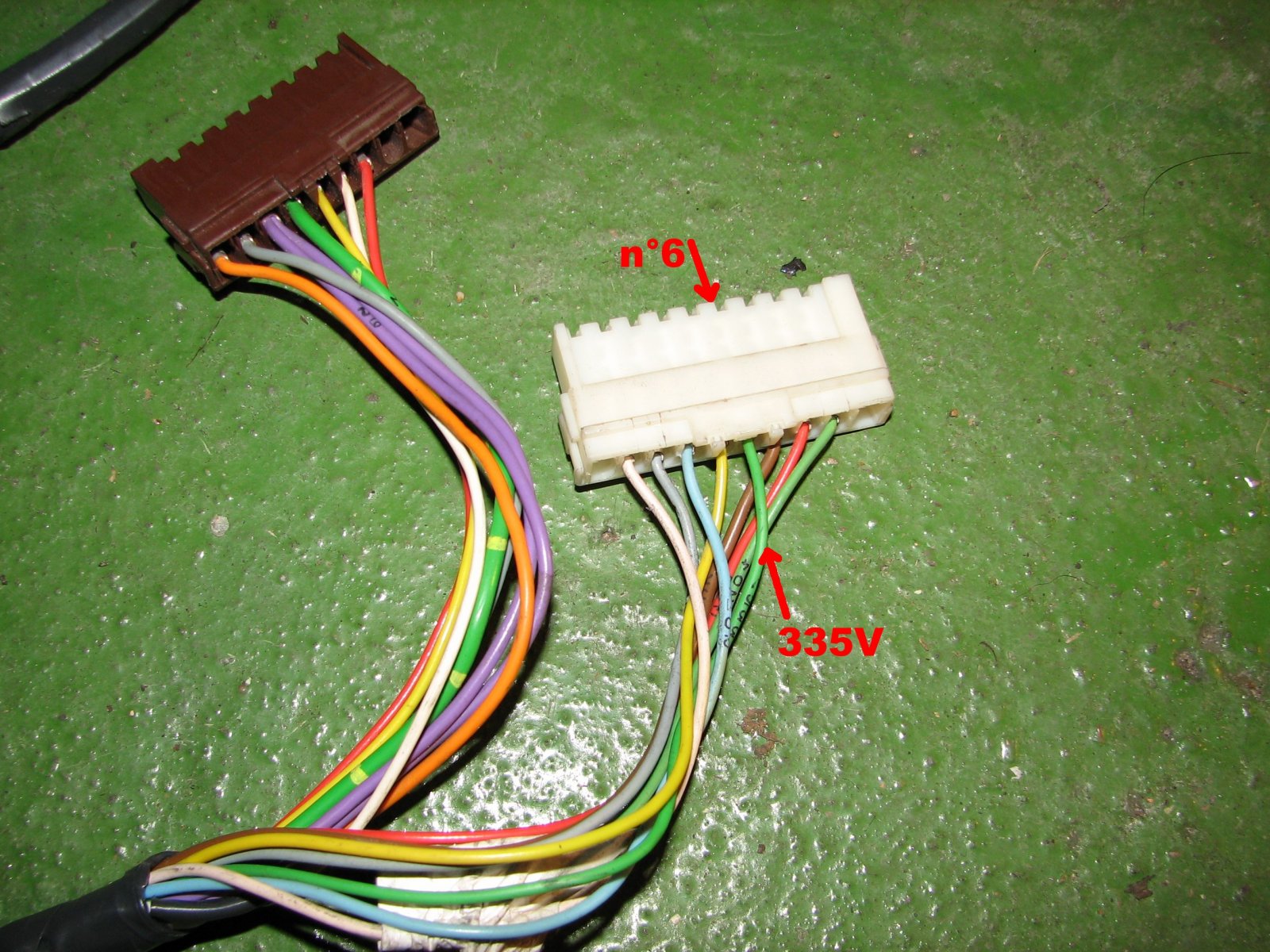 img_1354_faisceau_connecteurs_pied_porte.jpg