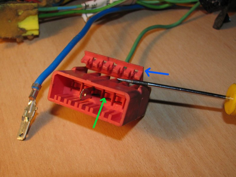 img_1535_demontage_connecteur_male.jpg