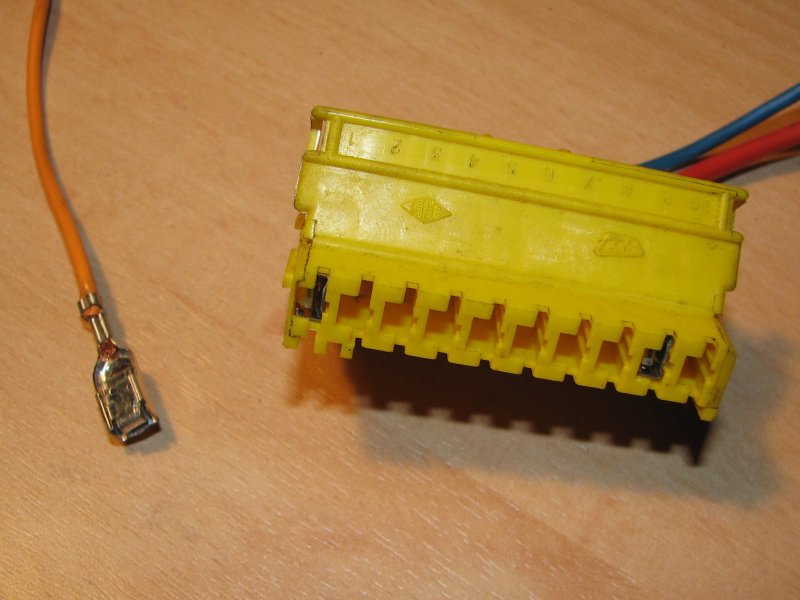 img_1538_demontage_connecteur_femelle.jpg