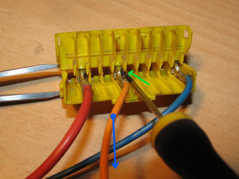 img_1541_demontage_connecteur_femelle.jpg