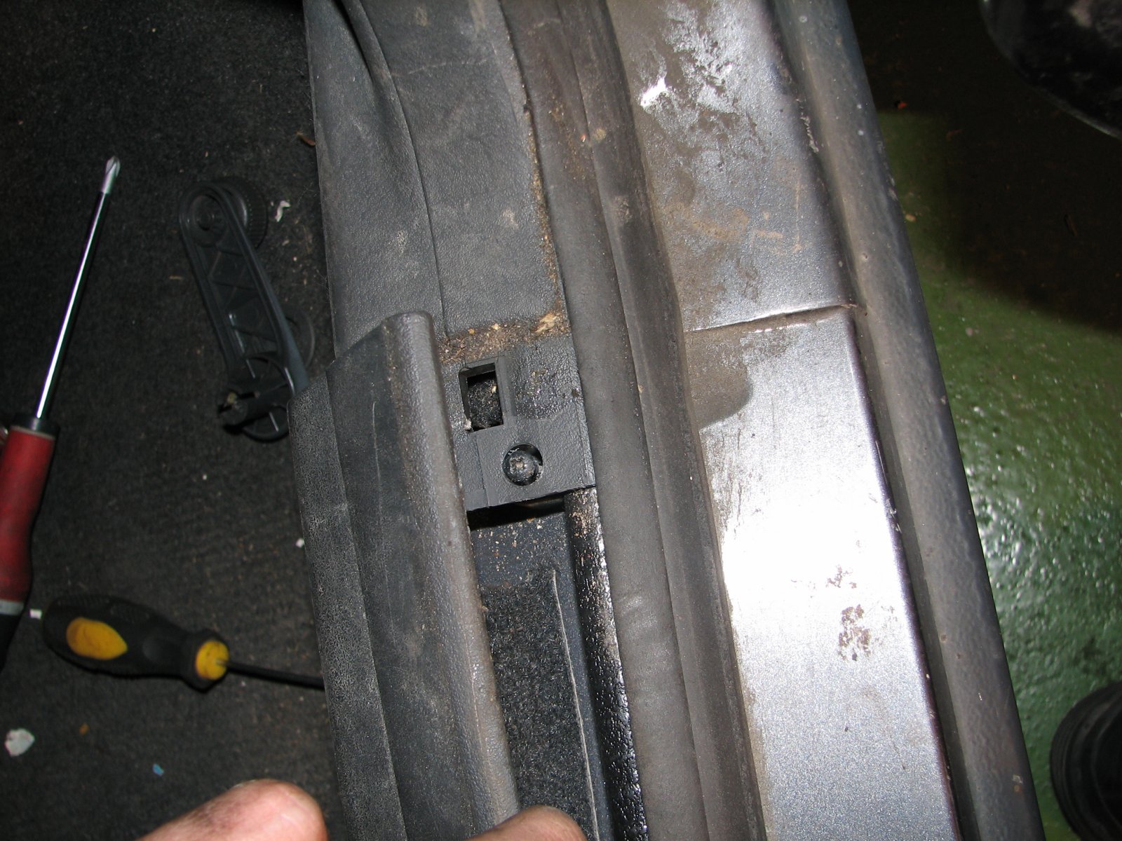 img_1736_vis_montant_lateral_entre_2_portes.jpg