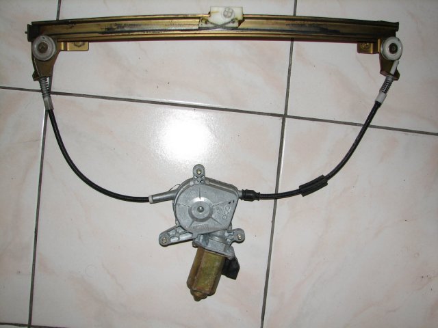 img_1647_moteur_leve_vitre_arriere_droit.jpg