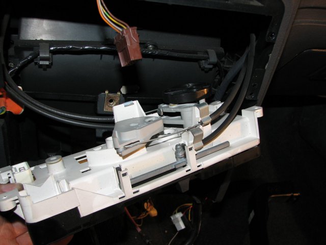 img_1688_declipser_les_4_cables_du_bloc_chauffage.jpg