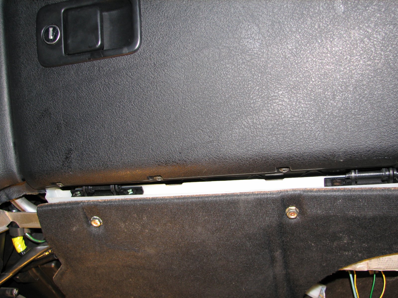 03_demonter_le_cache_sous_la_boite_a_gants.jpg