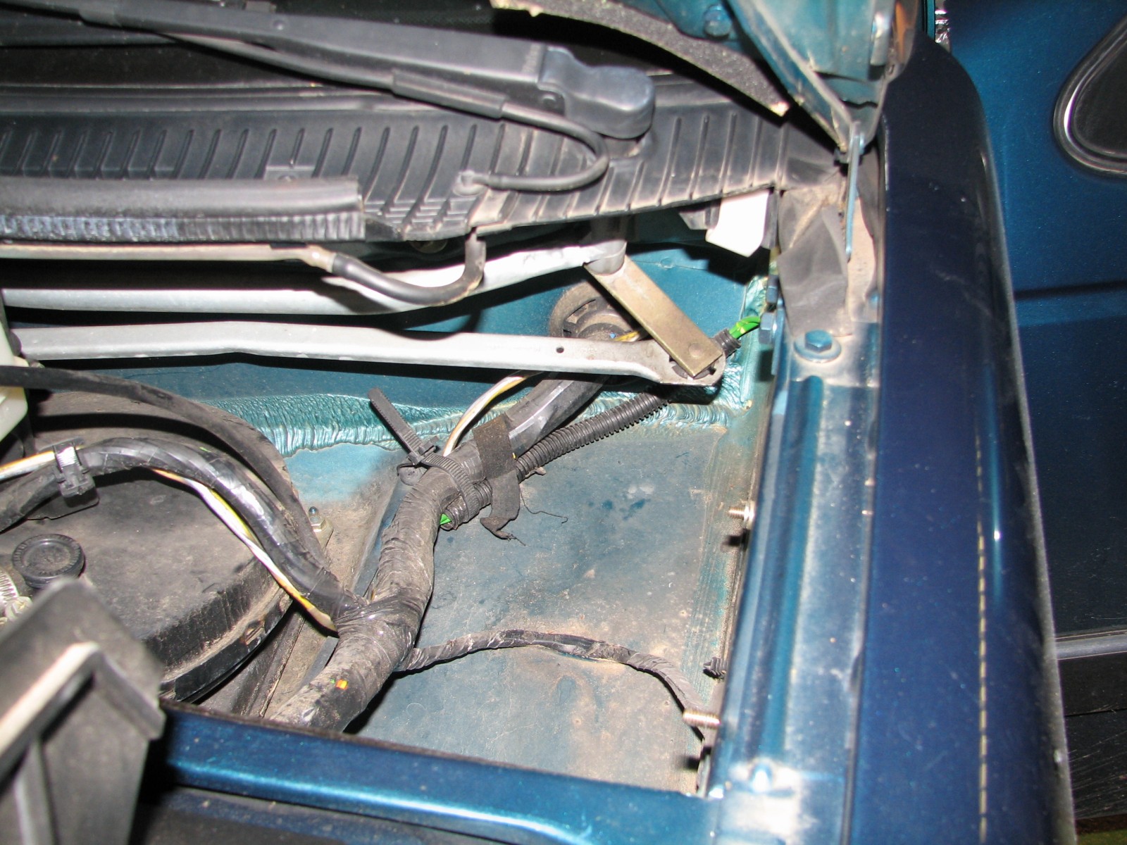315_passage_faisceau_moteur_dans_lhabitacle.jpg