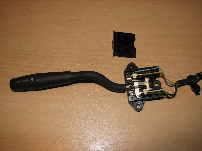 http://xrms.free.fr/phpwebgallery/galleries/bricolage/091219_regulateur_de_vitesse/thumbnail/t_910_demontage_commodo_autoradio.jpg