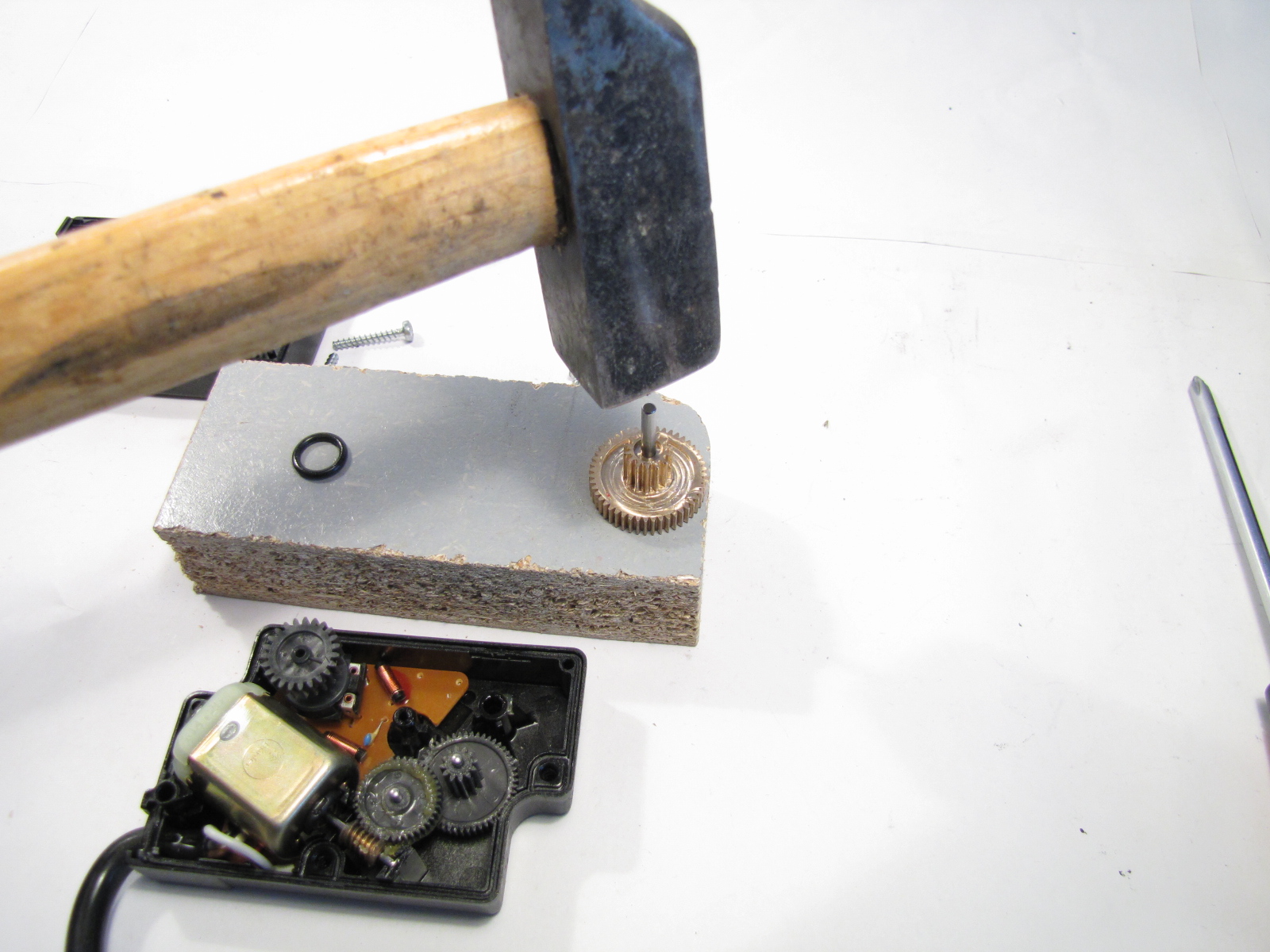 08_si_besoin_utiliser_un_marteau_pour_rentrer_laxe.jpg