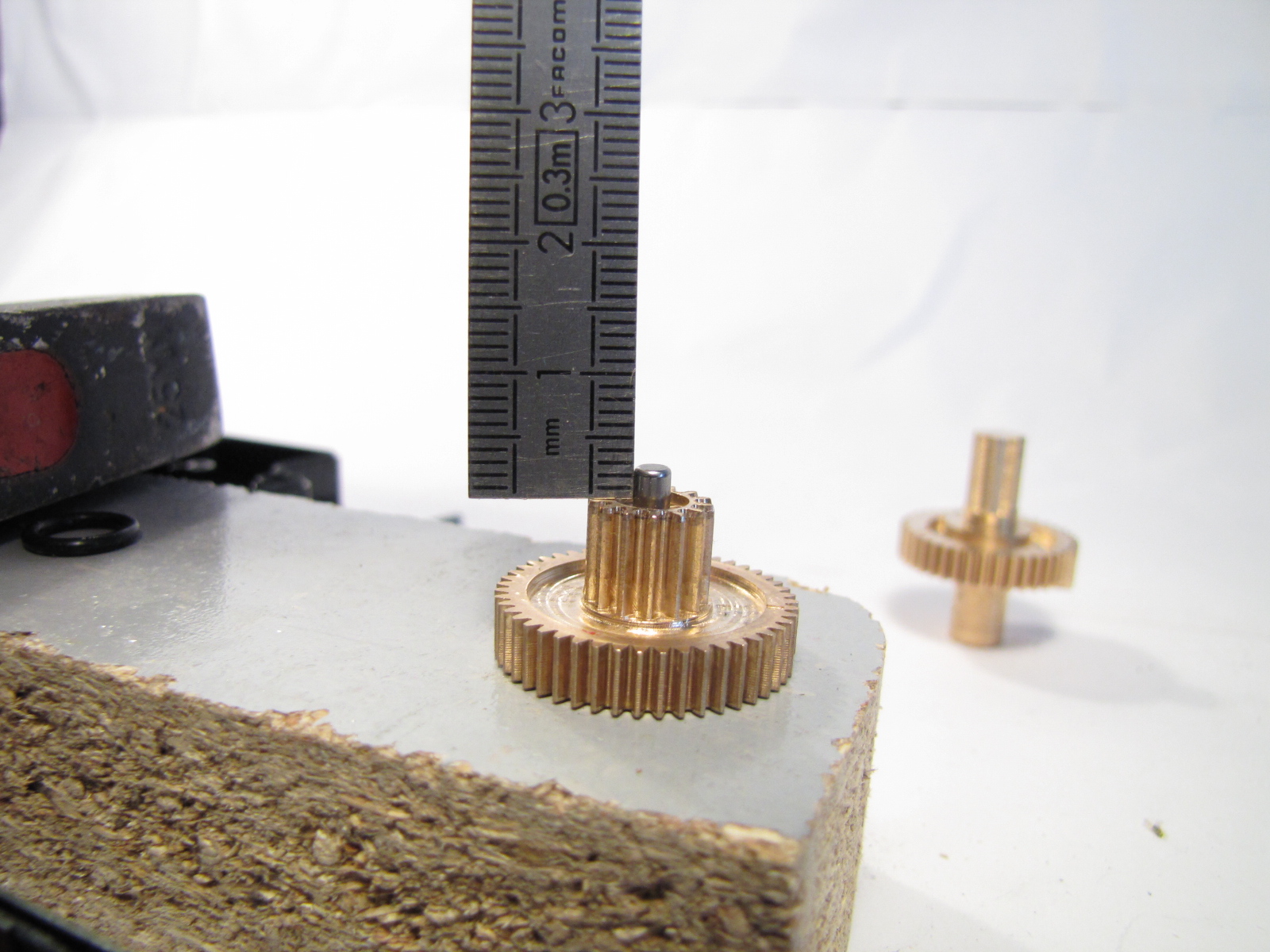 09_laxe_doit_depasser_de_2.5mm_au_maximum_sur_le_dessus.jpg